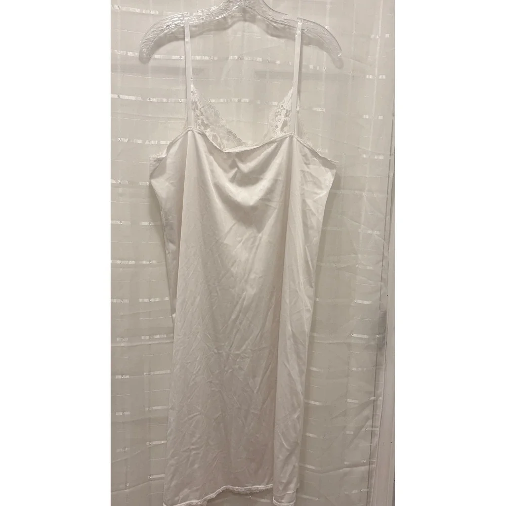 Vassarette White Nylon Full Slip Lace Trim Adjustable Strap Style 10-805 Size 28